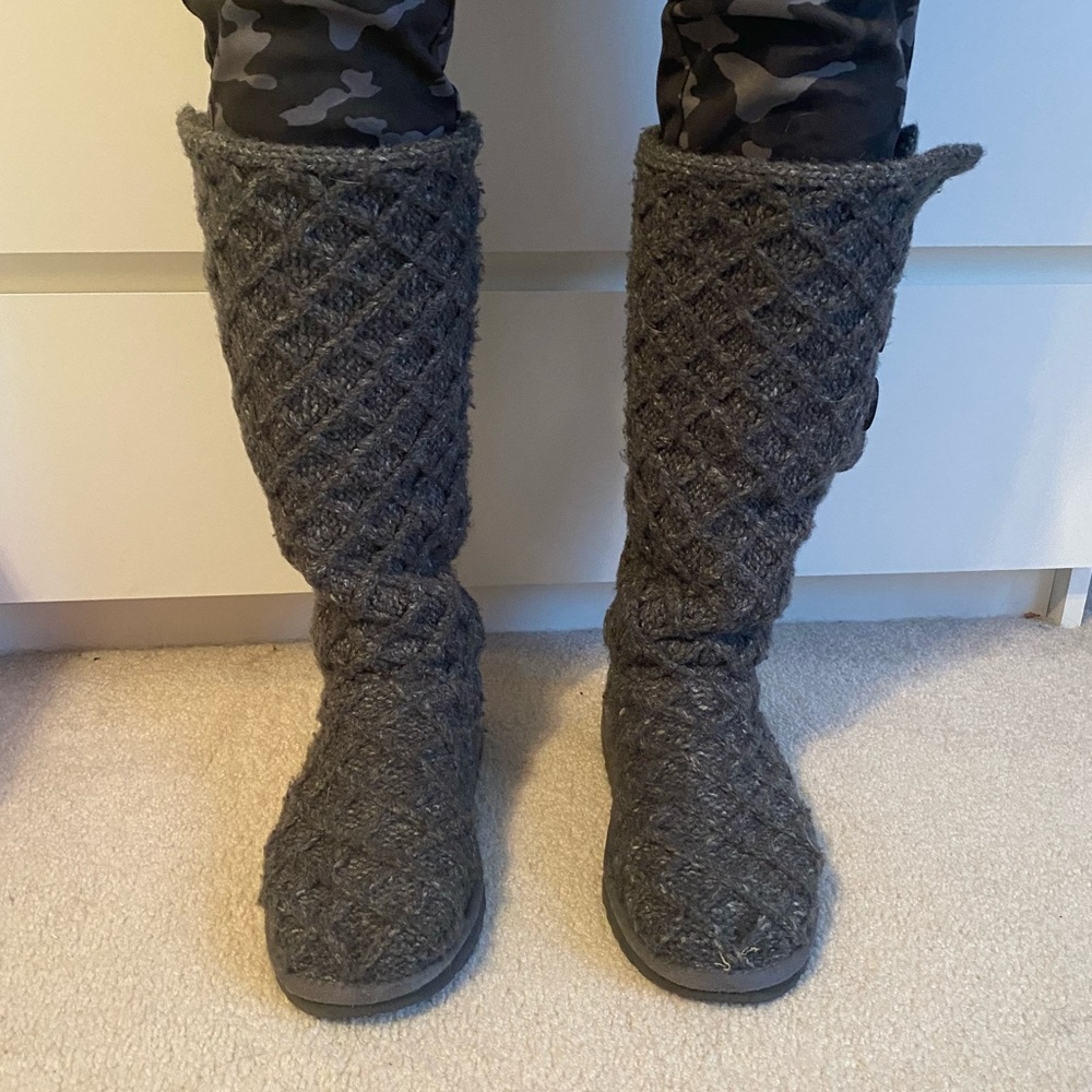 ❄️ Grey Lattice Cardy Uggs - Picture 2 of 12